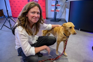 38. TNF - Dzień 6 (5.06.2024) - Reżyserka filmu "Imago" Olga Chajdas z suczką Nioki w holu Marzenia