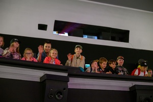 38. TNF - Dzień 6 (5.06.2024) - Młodzi widzowie w sali kinowej w trakcie spotkania z twórcami filmu "Za duży na bajki 2"