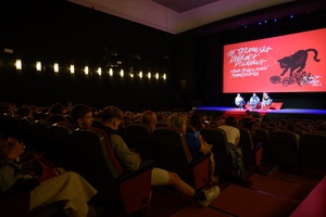 38. TNF - Dzień 6 (5.06.2024) - Młodzi widzowie w sali kinowej w trakcie spotkania z twórcami filmu "Za duży na bajki 2", w tle twórcy filmu