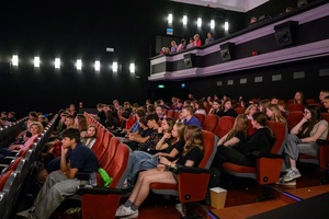 38. TNF - Dzień 6 (5.06.2024) - Młodzi widzowie na sali kinowej w oczekiwaniu na film "Za duży na bajki 2"