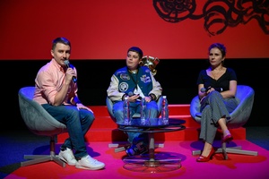 38. TNF - Dzień 6 (5.06.2024) - Na scenie Marzenia Kuba Armata prowadzący spotkanie z aktorem Maciejem Karasiem i scenarzystką Agnieszką Dąbrowską po filmie "Za duży na bajki 2"