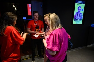 38. TNF - Dzień 6 (5.06.2024) - Festiwalowicze wchodzący na salę kinową