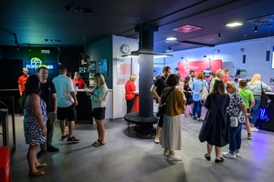 38. TNF - Dzień 6 (5.06.2024) - Festiwalowicze w holu kina Marzenie