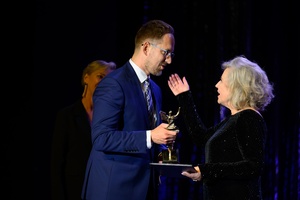 38. TNF - Dzień 7 (6.06.2024) - Prezydent Tarnowa Jakub Kwaśny wręczający statuetkę "Wieczność" Laureatce Nagrody za całokształt Krystynie Jandzie na scenie CSM