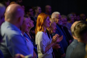 38. TNF - Dzień 7 (6.06.2024) - Publiczność nagradza gromkimi owacjami na stojąco Krystynę Jandę po monologu artystki "My Way" na scenie Centrum Sztuki Mościce