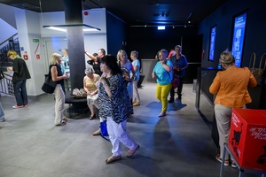 38. TNF - Dzień 7 (6.06.2024) - Festiwalowicze w holu Marzenia przed ostatniej projekcji konkursowej 38. TNF