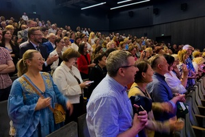 38. TNF - Dzień 7 (6.06.2024) - Publiczność nagradza gromkimi owacjami na stojąco Krystynę Jandę po monologu artystki "My Way" na scenie Centrum Sztuki Mościce