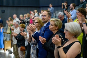 38. TNF - Dzień 7 (6.06.2024) - Publiczność nagradza gromkimi owacjami na stojąco Krystynę Jandę po monologu artystki "My Way" na scenie Centrum Sztuki Mościce