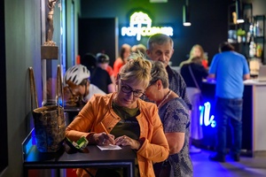 38. TNF - Dzień 7 (6.06.2024) - Festiwalowicze w holu Marzenia przed ostatniej projekcji konkursowej 38. TNF