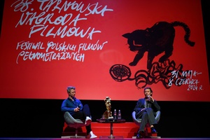 38. TNF - Dzień 7 (6.06.2024) - Na scenie Marzenia Artur Zaborski prowadzący spotkanie z reżyserem "Ukrytej sieci" Piotrem Adamskim