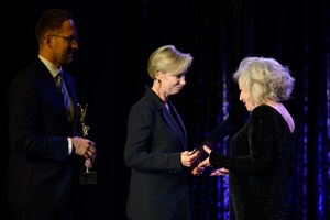 38. TNF - Dzień 7 (6.06.2024) - Prezydenci Tarnowa - Agnieszka Kawa i Jakub Kwaśny wręczający statuetkę "Wieczność" Laureatce Nagrody za całokształt Krystynie Jandzie na scenie CSM