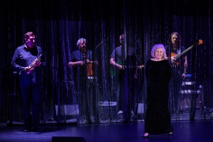 38. TNF - Dzień 7 (6.06.2024) - Krystyna Janda na scenie CSM z zespołem w tle po spektaklu "My Way"