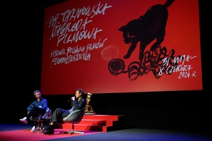 38. TNF - Dzień 7 (6.06.2024) - Na scenie Marzenia Artur Zaborski prowadzący spotkanie z reżyserem "Ukrytej sieci" Piotrem Adamskim