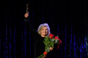 38. TNF - Dzień 7 (6.06.2024) - Laureatka 38. TNF Krystyna Janda ze statuetką "Wieczność" i bukietem kwiatów na scenie CSM