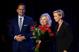 38. TNF - Dzień 7 (6.06.2024) - Laureatka Nagrody za całokształt Krystyna Janda ze statuetką i kwiatami i prezydenci Tarnowa Jakub Kwaśny i Agnieszka Kawa na scenie CSM przed festiwalową publicznością