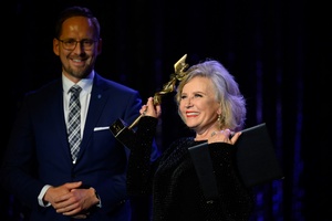 38. TNF - Dzień 7 (6.06.2024) - Laureatka Nagrody za całokształt Krystyna Janda i prezydent Tarnowa Jakub Kwaśny na scenie CSM przed festiwalową publicznością