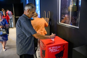 38. TNF - Dzień 7 (6.06.2024) - Festiwalowicze w holu Marzenia przed ostatniej projekcji konkursowej 38. TNF