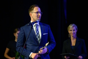 38. TNF - Dzień 7 (6.06.2024) - Na scenie CSM prezydent Tarnowa Jakub Kwaśny ze statuetką "Wieczność", na drugim planie zastępczyni prezydenta Agnieszka Kawa