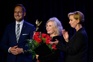 38. TNF - Dzień 7 (6.06.2024) - Laureatka Nagrody za całokształt Krystyna Janda ze statuetką i kwiatami i prezydenci Tarnowa Jakub Kwaśny i Agnieszka Kawa na scenie CSM przed festiwalową publicznością