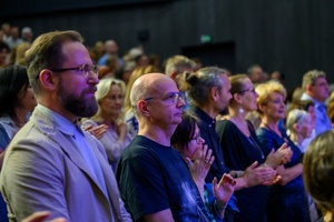 38. TNF - Dzień 7 (6.06.2024) - Publiczność nagradza gromkimi owacjami na stojąco Krystynę Jandę po monologu artystki "My Way" na scenie Centrum Sztuki Mościce