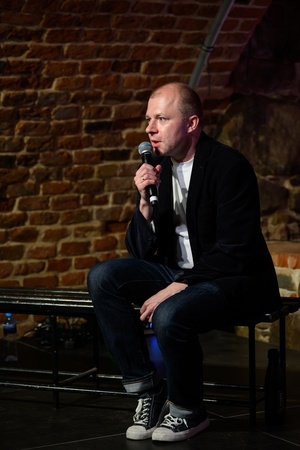 38. TNF - Dzień 8 (7.06.2024) - Na piwnicznej scenie reżyser spektaklu "Stramerowie" Tomasz Cyz