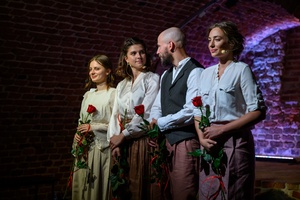 38. TNF - Dzień 8 (7.06.2024) - Na piwnicznej scenie obsada aktorska po spektaklu z wręczonymi kwiatami