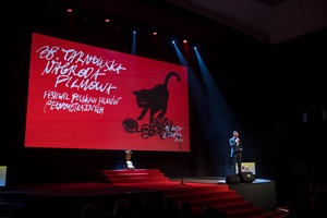 38. TNF - Dzień 9 (8.06.2024) - Na scenie Marzenie konferansjer Sebastian Szafarz otwierający Galę Wręczenia Nagród 38. TNF