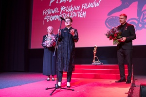 38. TNF - Dzień 9 (8.06.2024) - Na scenie odznaczeni medalami Gloria Artis z posłanką Urszulą Augustyn