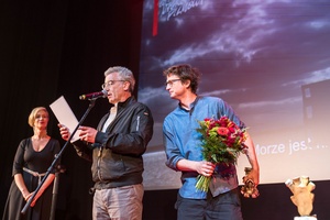 38. TNF - Dzień 9 (8.06.2024) - Na scenie Marzenia prezydent przewodniczący Jury 38. TNF Paweł Łoziński i Laureat Grand Prix 38. TNF Maciej Hamela za film "Skąd dokąd"