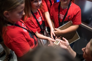 38. TNF - Dzień 9 (8.06.2024) - Jury Dziecięce 38. TNF w holu Marzenia przed Galą