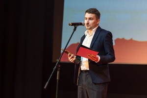 38. TNF - Dzień 9 (8.06.2024) - Na scenie Marzenia dyr. artystyczny 38. TNF Kuba Armata odczytujący werdykty Nagrody Publiczności