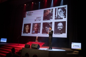 38. TNF - Dzień 9 (8.06.2024) - Na scenie Marzenia konferansjer Sebastian Szafarz przedstawia Jury 38. TNF pod przewodnictwem Pawła Łozińskiego