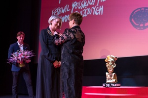 38. TNF - Dzień 9 (8.06.2024) - Na scenie Marzenia posłanka Urszula Augustyn odznacza srebrnym medalem Gloria Artis, przyznanym przez Minister Kultury Annę Grygiel, wieloletnią dyrektor Tarnowskiej Nagrody Filmowej