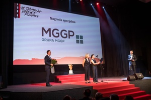 38. TNF - Dzień 9 (8.06.2024) - Na scenie Marzenia jurorki 38. TNF Marta Kownacka Weronika Bilski odczytują werdykt II Nagrody Specjalnej 38. TNF