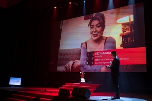 38. TNF - Dzień 9 (8.06.2024) - Na ekranie Marzenia podziękowania od DK. Welchman za przyznanie Nagrody Publiczności za film "Chłopi"