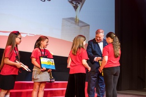 38. TNF - Dzień 9 (8.06.2024) - Na scenie Marzenia Eugeniusz Gordziejuk - EGOFilm odbierający nagrodę za bajkę "Kicia Kocia"