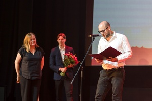 38. TNF - Dzień 9 (8.06.2024) - Na scenie Marzenia juror Wojciech Kolankiewicz odczytuje werdykt I nagrody specjalnej