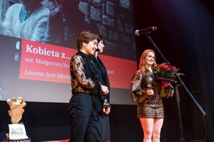 38. TNF - Dzień 9 (8.06.2024) - Na scenie aktorka Bogumiła Bajor z filmu "Kobieta z..." w imieniu reżyserów Małgorzaty Szumowskiej i Michała Englerta dziękuje za nagrodę. W tle przedstawiciele Jury Młodzieżowego 38. TNF