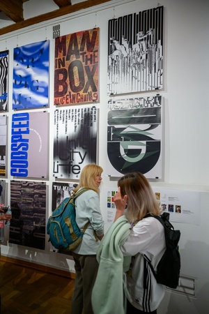 Wystawa: 5. Konfrontacje Plakatu Studenckiego - Publiczność oglądająca prezentowane na wystawie plakaty.