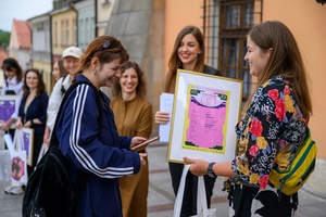 Wystawa: 5. Konfrontacje Plakatu Studenckiego - Joanna Tyborowska i Martyna Wędzicka-Obuchowicz nagradzają jedną z laureatek.
