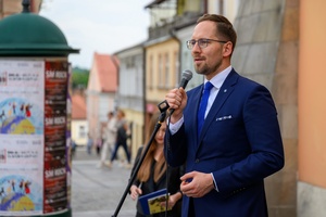Wystawa: 5. Konfrontacje Plakatu Studenckiego - Prezydent Tarnowa Jakub Kwaśny przemawiający podczas otwarcia wystawy przed budynkiem TCK.