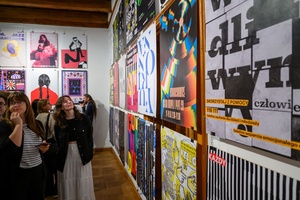 Wystawa: 5. Konfrontacje Plakatu Studenckiego - Publiczność oglądająca prezentowane na wystawie plakaty.