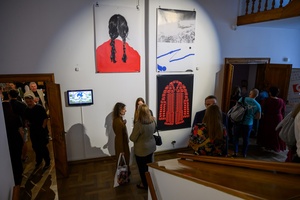 Wystawa: 5. Konfrontacje Plakatu Studenckiego - Publiczność oglądająca prezentowane na wystawie plakaty. W tle nagrodzone plakaty: pierwsza, druga i trzecia nagroda.