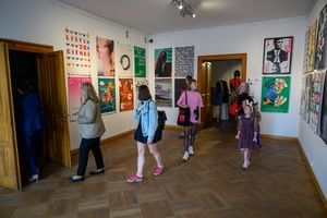 Wystawa: 5. Konfrontacje Plakatu Studenckiego - Pierwsze osoby wchodzące do Galerii TCK, oglądające wystawę.