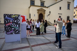 Wystawa: 5. Konfrontacje Plakatu Studenckiego - Publiczność oglądająca plakaty eksponowane na tarnowskim Rynku.