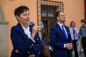 Wystawa: 5. Konfrontacje Plakatu Studenckiego - Pani Rektor Akademii Tarnowskiej dr hab. Małgorzata Kołpa przemawiająca podczas otwarcia wystawy przed budynkiem TCK.