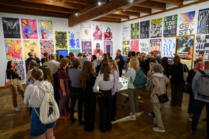 Wystawa: 5. Konfrontacje Plakatu Studenckiego - Publiczność oglądająca prezentowane na wystawie plakaty.