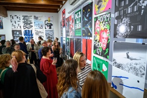 Wystawa: 5. Konfrontacje Plakatu Studenckiego - Publiczność oglądająca prezentowane na wystawie plakaty.