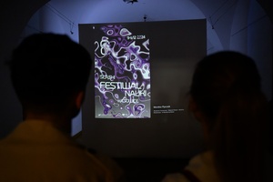 Wystawa: 5. Konfrontacje Plakatu Studenckiego - Publiczność oglądająca plakaty animowane.