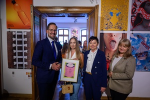 Wystawa: 5. Konfrontacje Plakatu Studenckiego - Prezydent Jakub Kwaśny i Rektor Akademii Tarnowskiej Małgorzata Kołpa oraz Prorektor ds. Studenckich i Dydaktyki – dr Małgorzata Martowicz pozujący do zdjecia z jedną z laureatek konkursu.